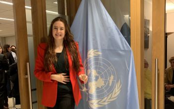 Lauren stood in front of the UN flag